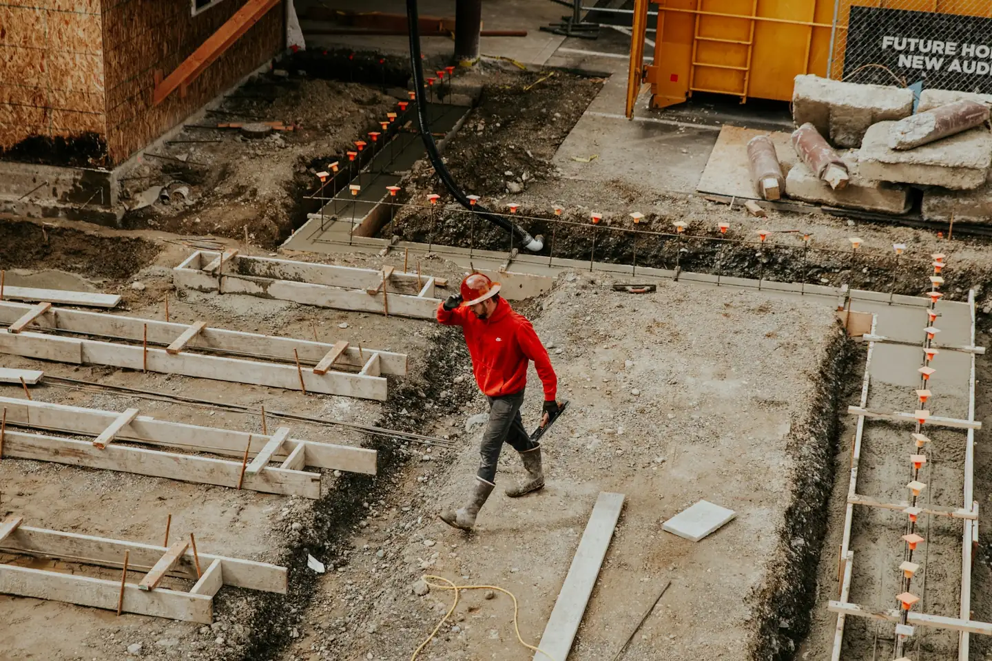 Fouilles et coffrages de fondations en bois sur un chantier de maison