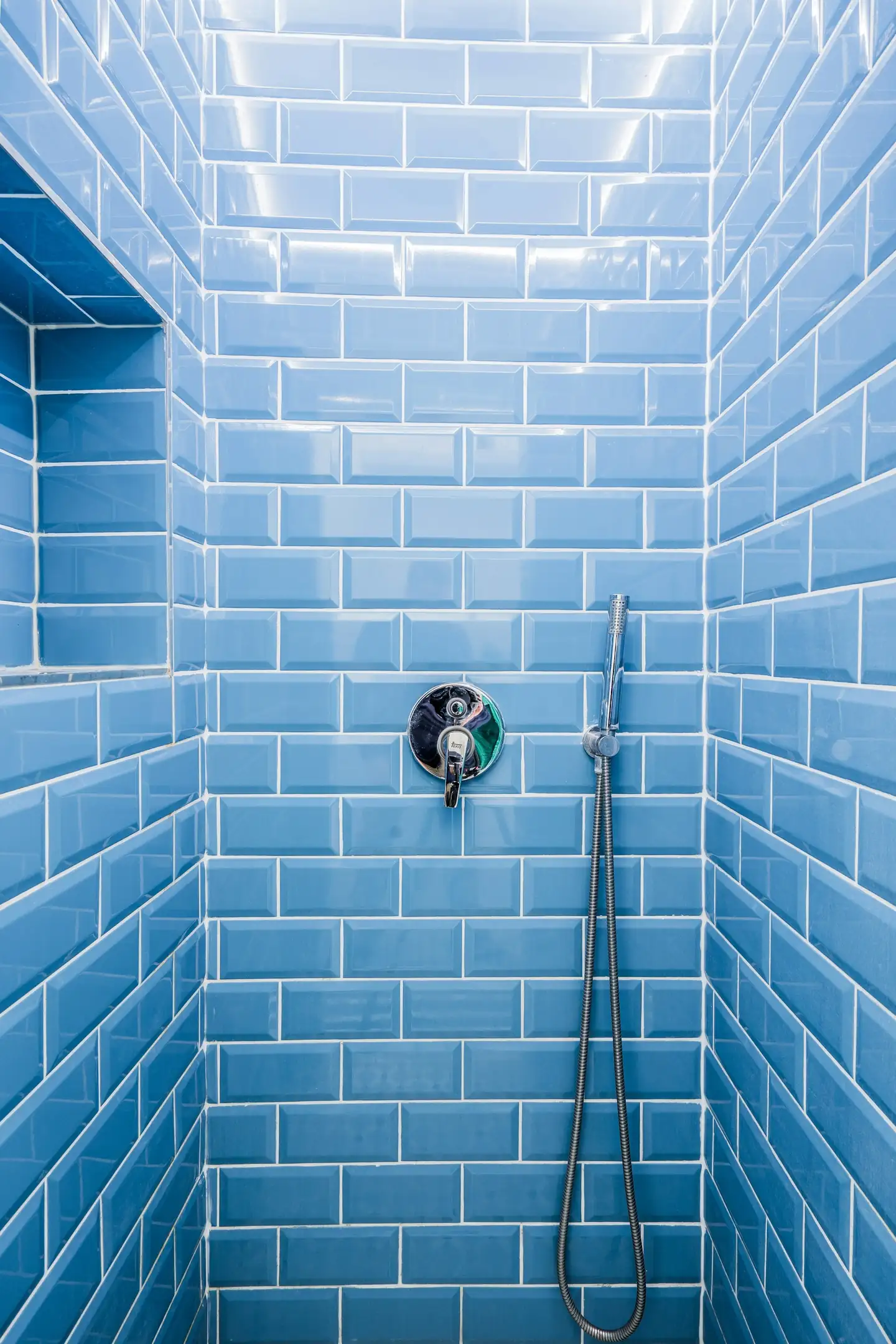Douche entièrement carrelée de carreaux métro bleus, mitigeur chromé