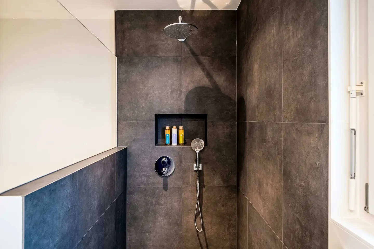 Douche de plain-pied en carrelage sombre grand format avec niche murale
