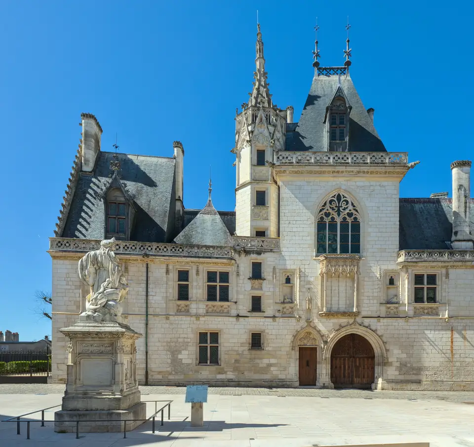 Façade en pierre de taille du palais Jacques-Cœur à Bourges, toits d’ardoise et tourelles