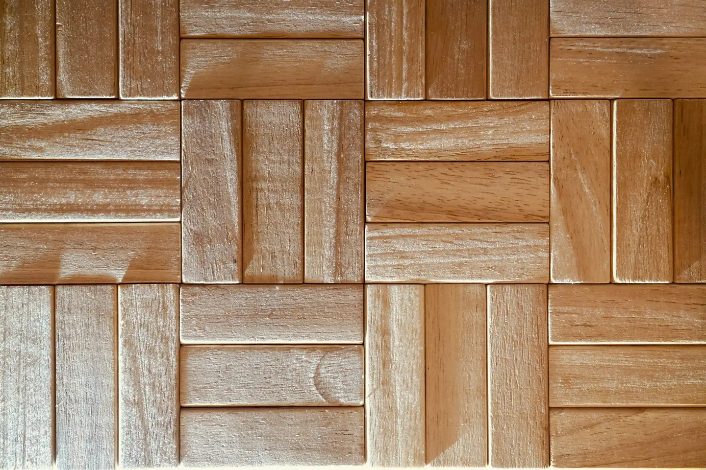 Lamelles de bois clair assemblées en damier, par carrés croisés
